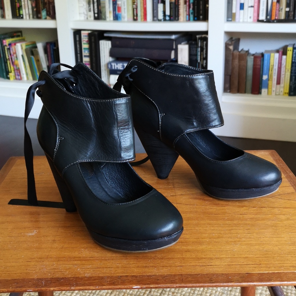 Jump funky leather heels